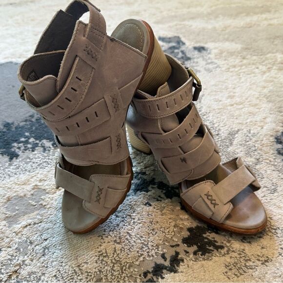Sorel Nadia Buckle Leather Heeled Sandal in Grey/Kettle Size 8 - Picture 3 of 12